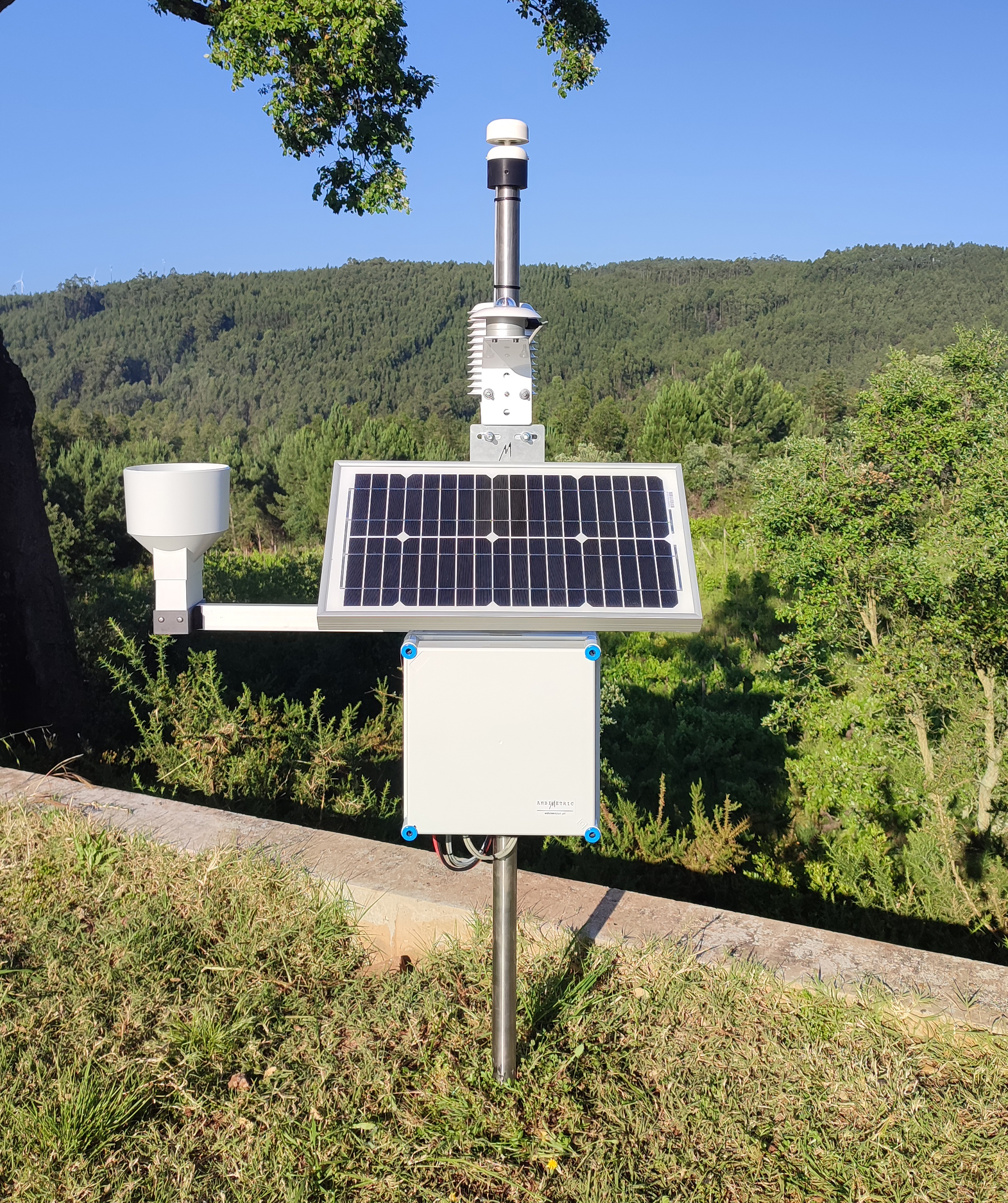 Sistema AMBIAGRO instalado e em funcionamento no terreno agrícola
