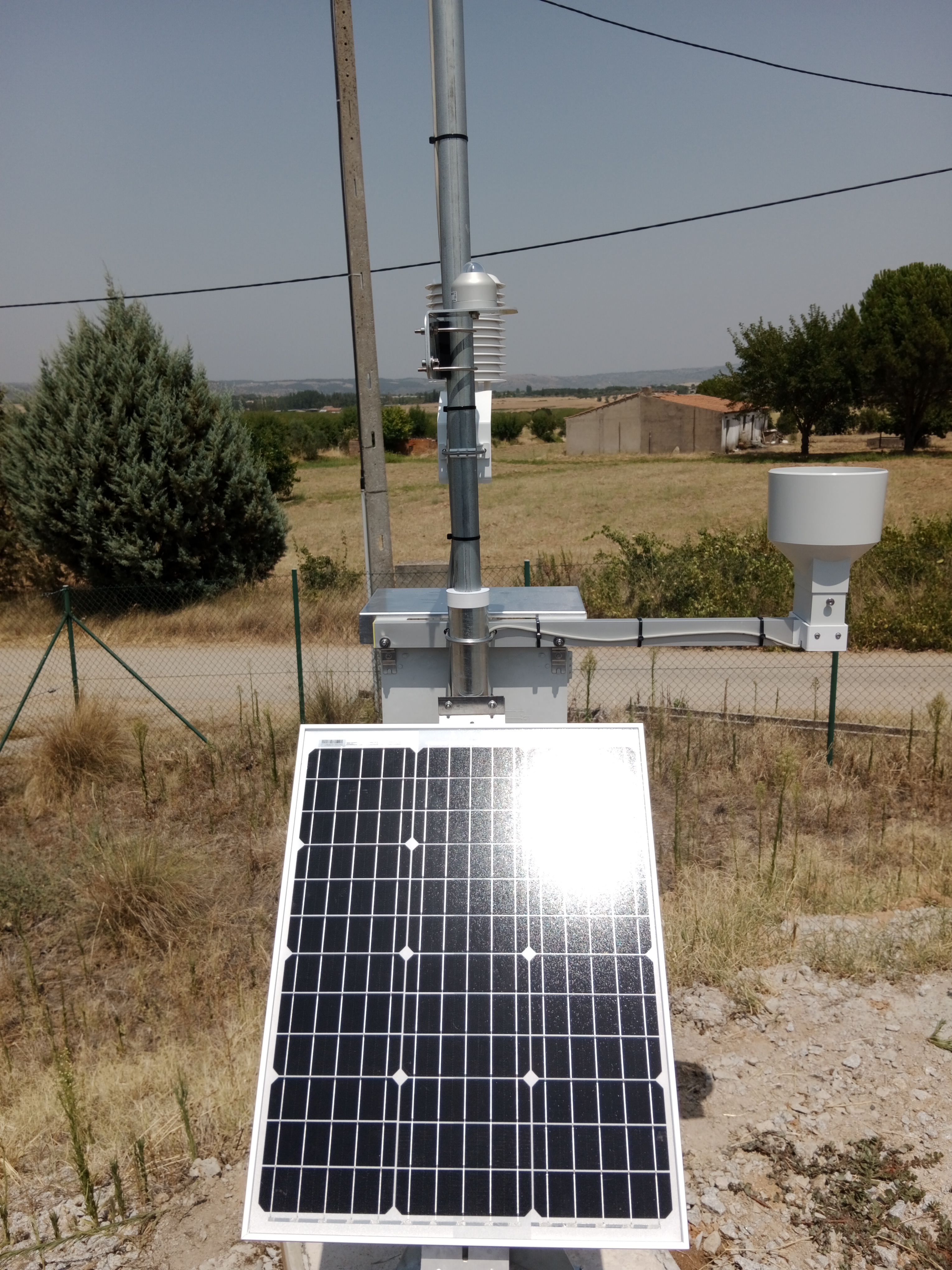 Estação Agrometeorológica AMBIAGRO instalada no campo agrícola